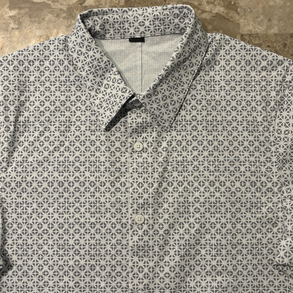 Lululemon Shirt Mens Small Grey Geometric Airing Easy Short Sleeve Button Vented